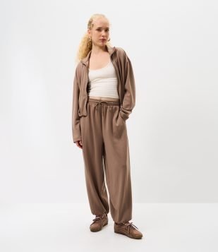 Calça Balloon em Modal com Amarração na Cintura e Bolsos Marrom