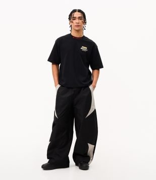 Calça Barrel Fashion com Recortes Contrastantes Preto