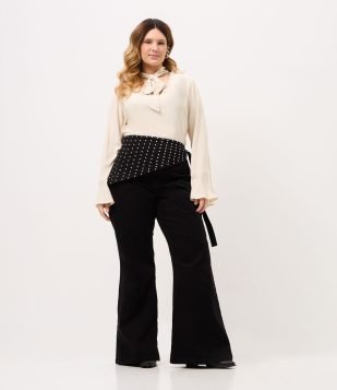 Calça Flare em Sarja com Faixa de Tachas Metálicas Curve & Plus Size Preto
