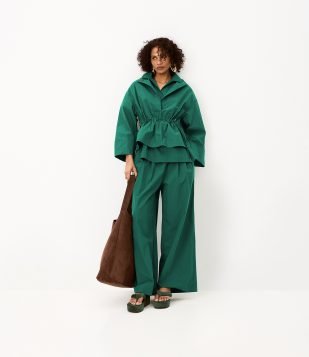 Calça Pantacourt em Tricoline com Cós Elástico Verde