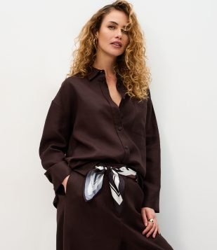Camisa Oversized em Linho com Bolso no Peito Marrom