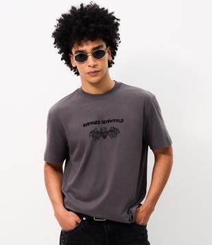 Camiseta Comfort em Algodão com Estampa Avenged Sevenfold Cinza