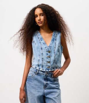 Colete em Jeans com Recortes e Botões Azul Claro