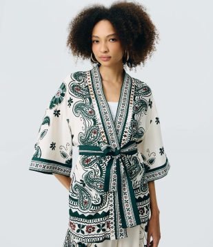 Kimono em Viscose com Estampa Lenço Retrô e Faixa para Amarração Off White