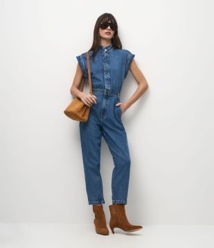 Macacão Utilitário em Jeans com Gola Padre e Cintura Ajustada Azul