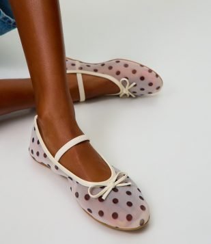 Sapatilha em Tela Poá com Bico Redondo e Laço Off White