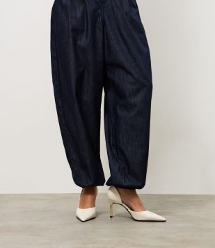 Sapato Scarpin em PU com Salto Alto Cromado Off White