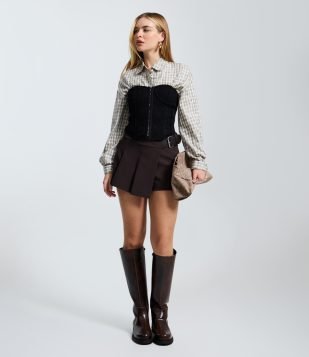 Short Saia Alfaiatado com Plissado Frontal e Cinto Lateral Marrom