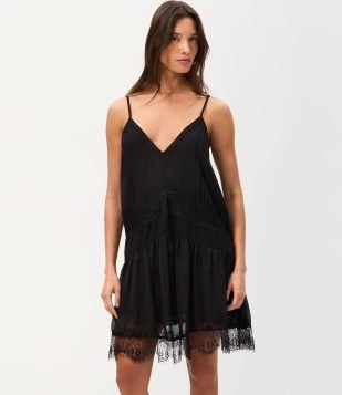 Vestido Curto em Chiffon com Renda Aplicada Preto