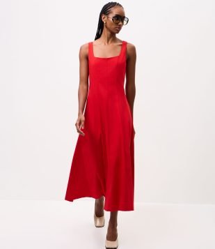 Vestido Evasê Midi em Viscose com Decote Quadrado e Recortes Vermelho