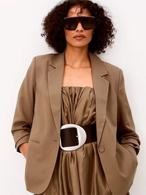 Estilo old money feminino: looks discretos e elegantes para o dia a dia