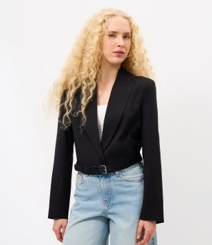 Blazer Cropped Estruturado e Alfaiatado com Cinto na Barra Preto