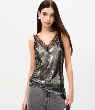 Blusa em Paetê com Decote em Renda e Barra Assimétrica Prata
