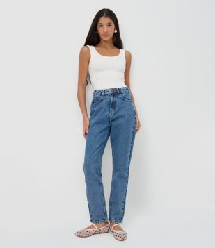 Calça Mom Básica em Jeans com Cintura Alta Azul Médio