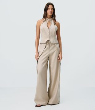 Calça Pantalona com Amarração na Cintura e Recortes Sobrepostos Bege