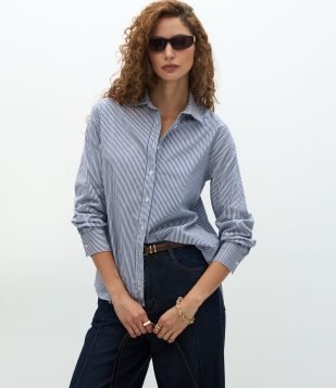 Camisa em Tricoline com Abotoamento e Estampa de Listras em Fio Tinto Branco e Roxo