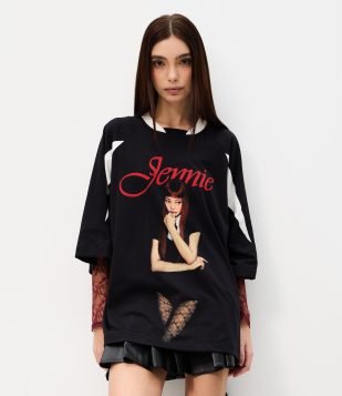 Camiseta Oversized com Estampa Jennie e Recortes Contrastantes Preto