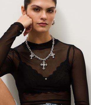 Conjunto de Colar Curto com Pingentes de Cruz e Brincos Argola Prata