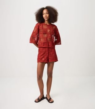 Short em Crochê com Paetês e Bordado Abstrato Vermelho