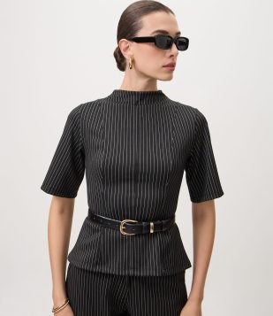 Blusa com Estampa Risca de Giz e Recortes Estruturados Preto