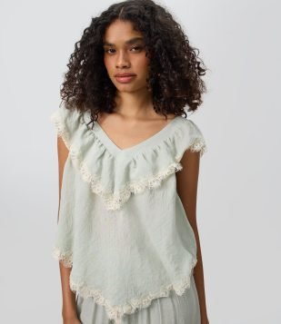 Blusa em Chiffon com Babados de Renda e Barra em Pontas Verde Claro