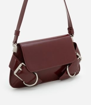 Bolsa Baguete Pequena com Detalhes de Fivelas Vermelho Vinho