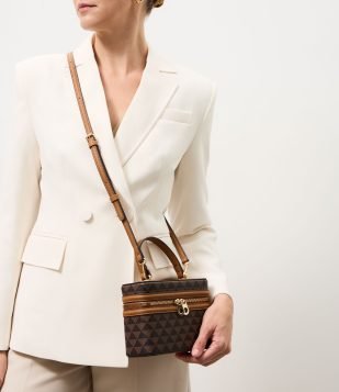 Bolsa Box Transversal em PU com Estampa Triângulos Marrom