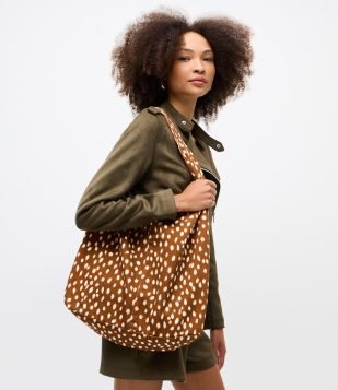 Bolsa Hobo Grande com Estampa Animal Print Marrom
