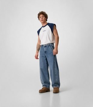 Calça Balloon em Jeans com Botão na Barra Azul