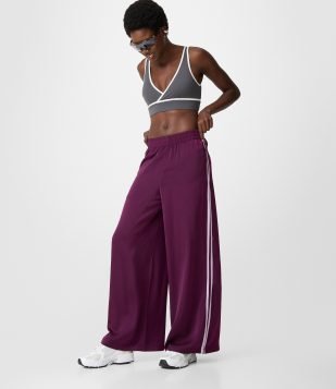 Calça Esportiva em Microfibra Acetinada com Listras Laterais Roxo