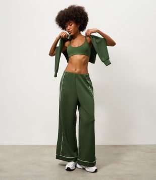 Calça Esportiva em Microfibra com Frisos Contrastante Verde