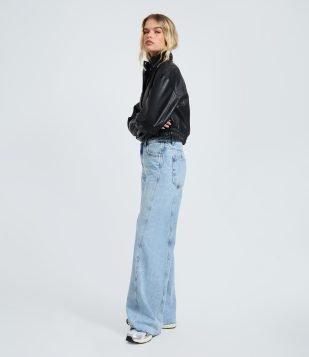 Calça Wide em Jeans com Cintura Média e Recortes Azul Claro