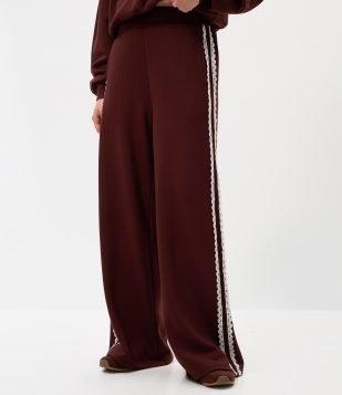 Calça Wide em Moletom com Felpa e Listra Lateral em Renda Marrom