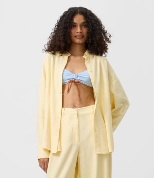 Camisa Alongada em Viscolinho com Colarinho Amarelo Claro
