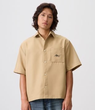 Camisa Boxy com Bordado no Bolso Bege