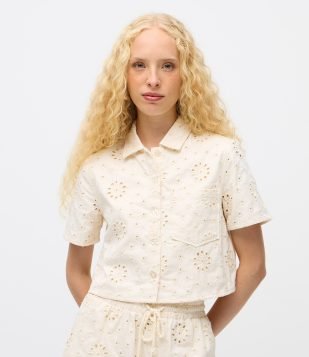 Camisa Curta em Sarja com Laise Floral e Bolsinho Off White