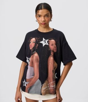 Camiseta Boxy com Estampa Tasha & Tracie e Lettering nas Costas Preto