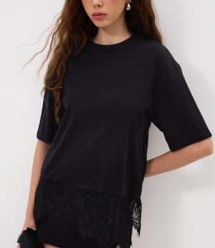 Camiseta Boxy em Algodão com Barra Rendada Preto