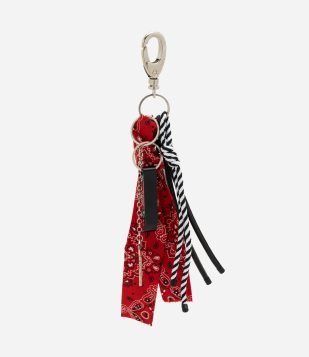 Chaveiro em Metal com Bandana e Cordões Vermelho