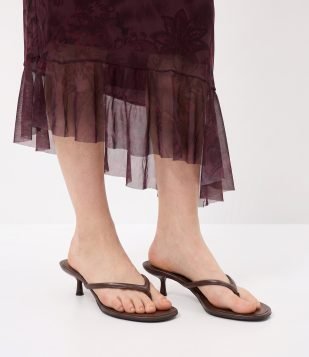 Sandália Kitten Heel em PU Marrom