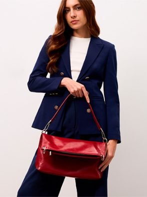 Bolsa colorida: escolher bem é a chave pra combinar com diferentes looks