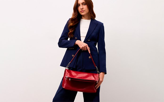 Bolsa colorida: escolher bem é a chave pra combinar com diferentes looks